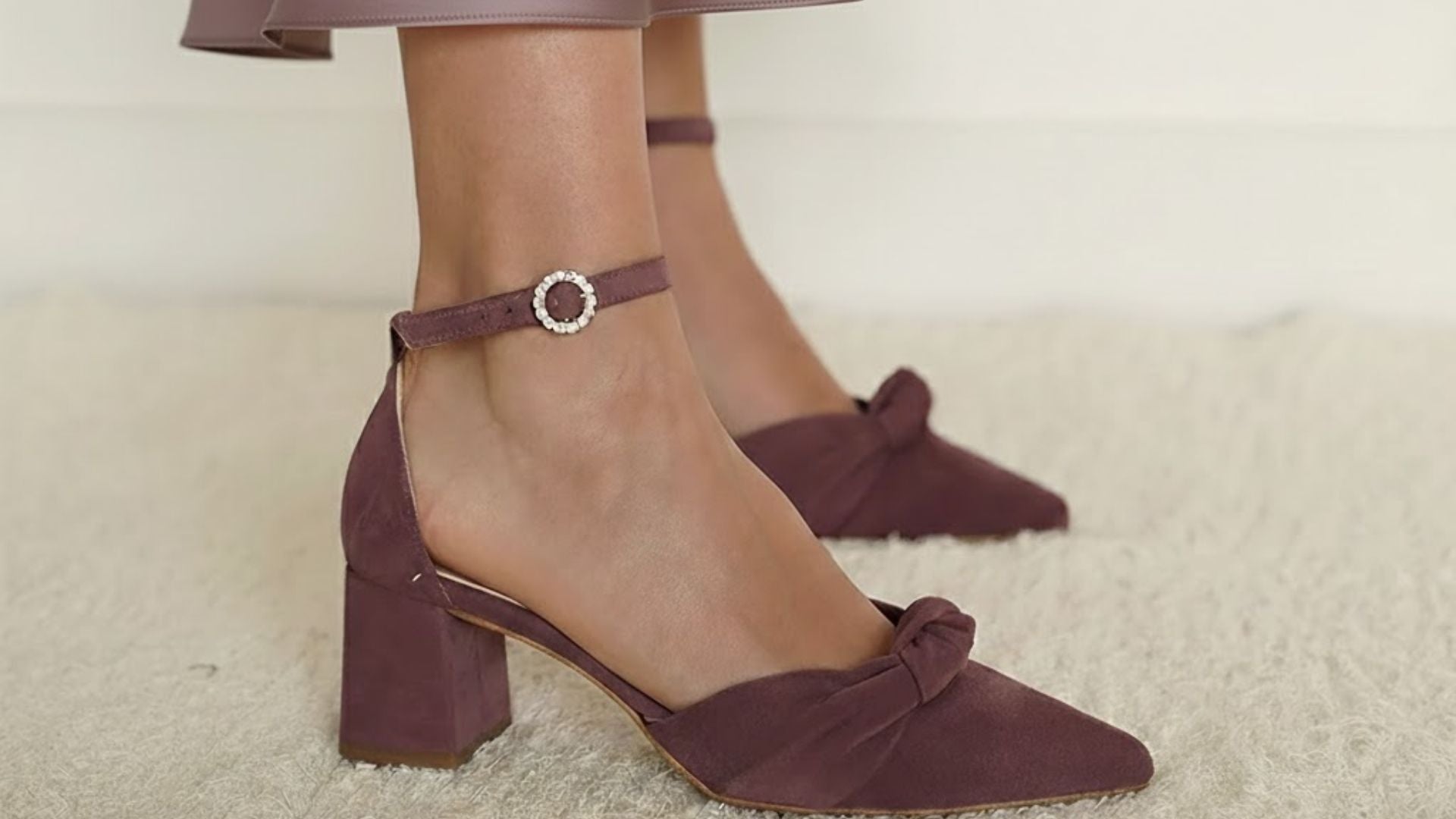 Color de zapatos que combinan con un vestido lila