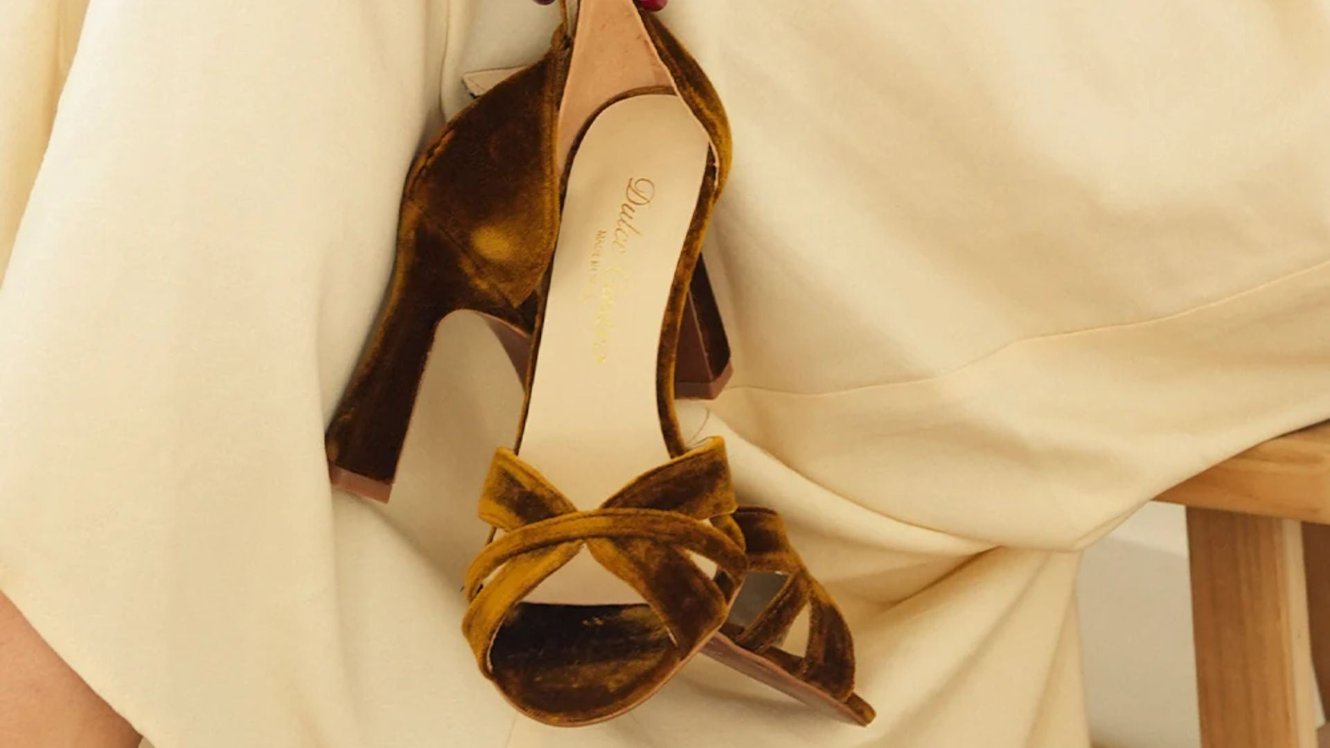 Color de zapatos que combinan con un vestido amarillo