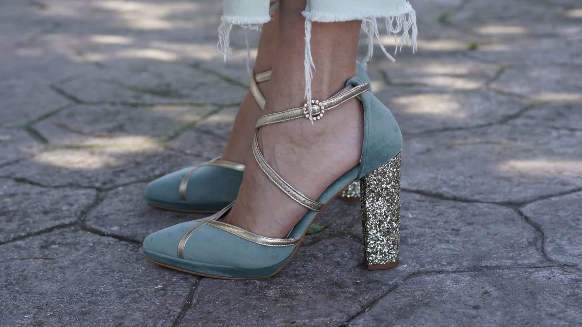 Color de zapatos que combinan con un vestido verde esmeralda