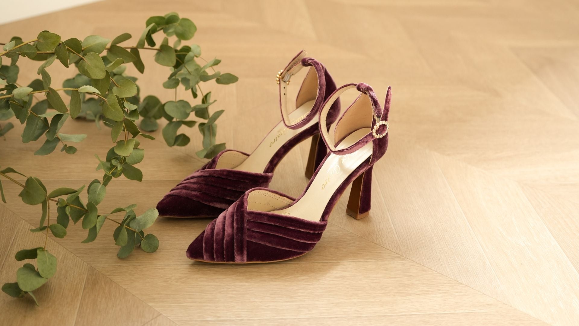 ¿Qué color de zapatos le combina a un vestido fucsia​?