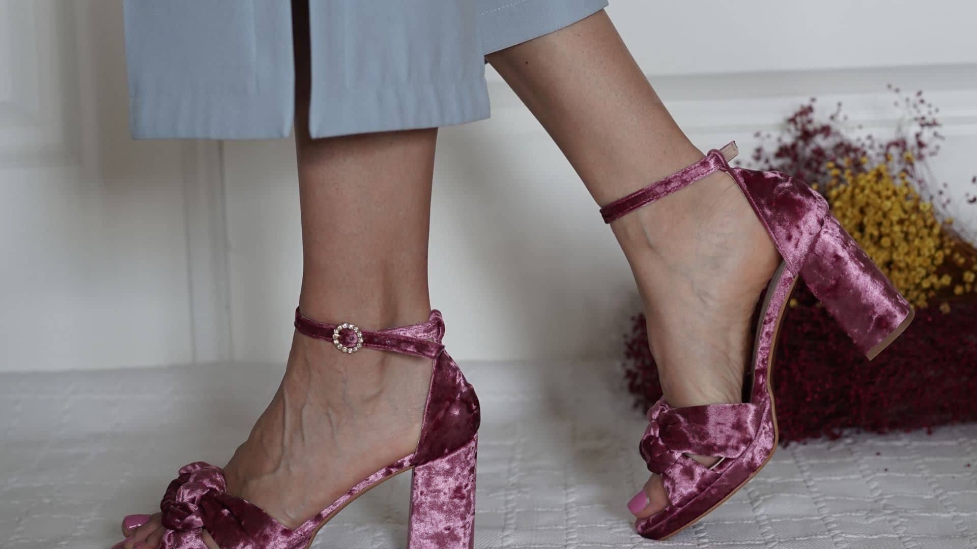 Color de zapatos para combinar con un vestido azul claro