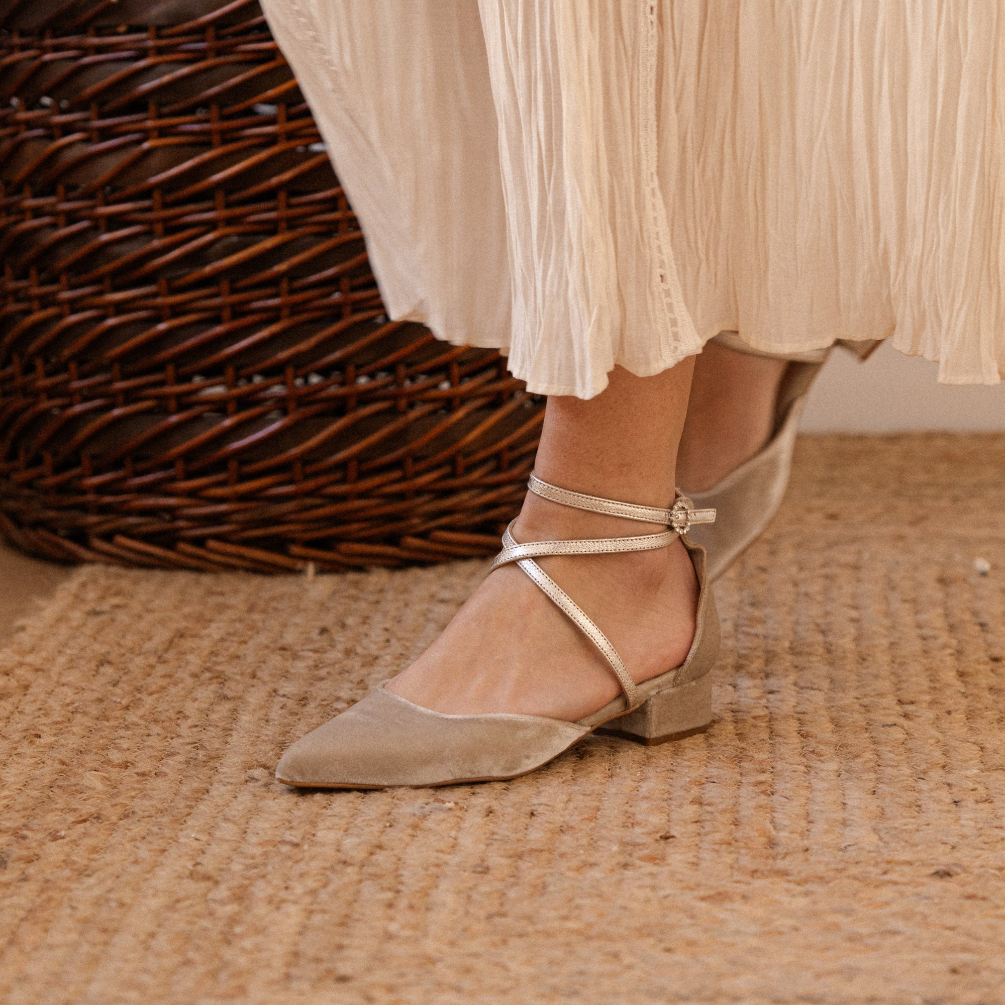 VALERIA 3 VELVET TAUPE, METAL PEARL